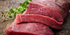 Un sucre présent dans la viande rouge favorise le développement du cancer