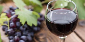 Boire un verre de vin rouge serait-il aussi bénéfique qu’une heure de sport ?