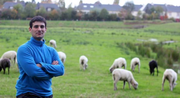 Matthieu Pirès, éleveur itinérant qui soigne la terre grâce à ses moutons