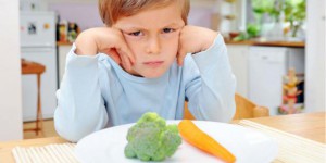 Il force ses enfants à manger des légumes, la mère porte plainte