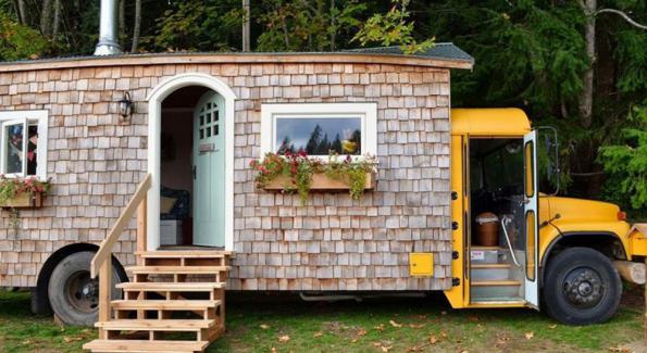 Tiny House : un couple construit sa maison de rêve dans un vieux bus scolaire