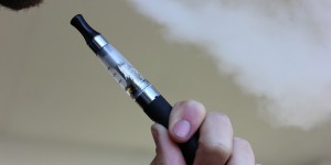 Cigarettes électroniques: une aide pour arrêter?