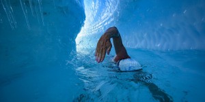 Antarctique : nager dans un lac supraglaciaire pour alerter sur l’urgence climatique