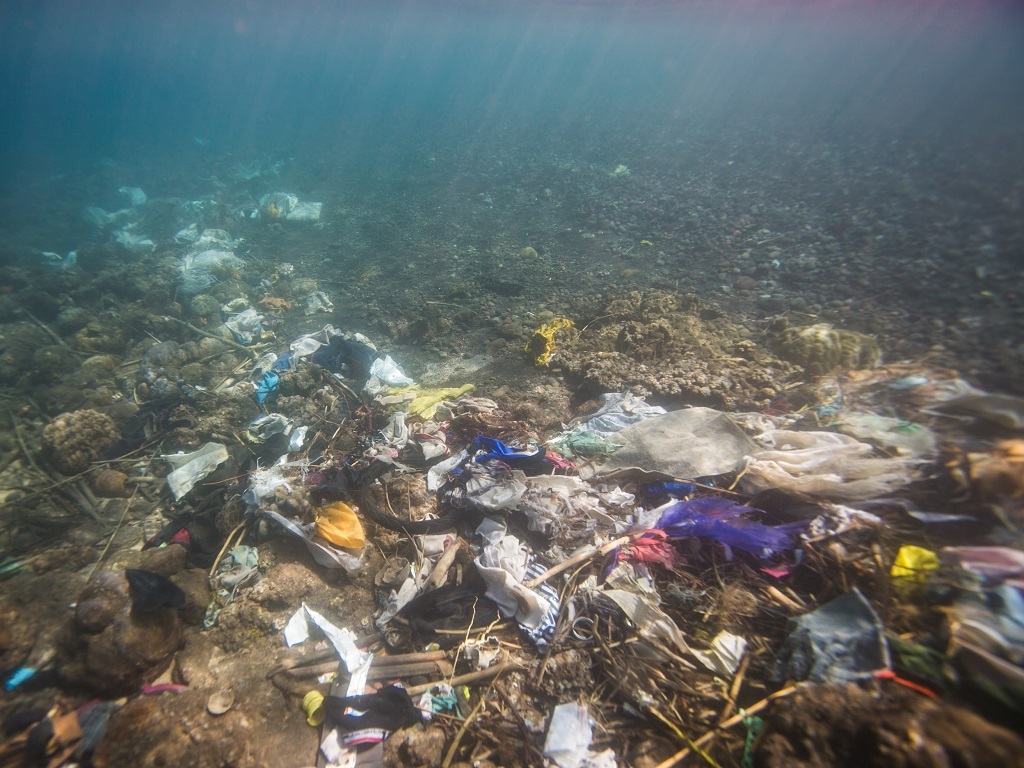 24.400 milliards de microplastiques dérivent dans nos océans