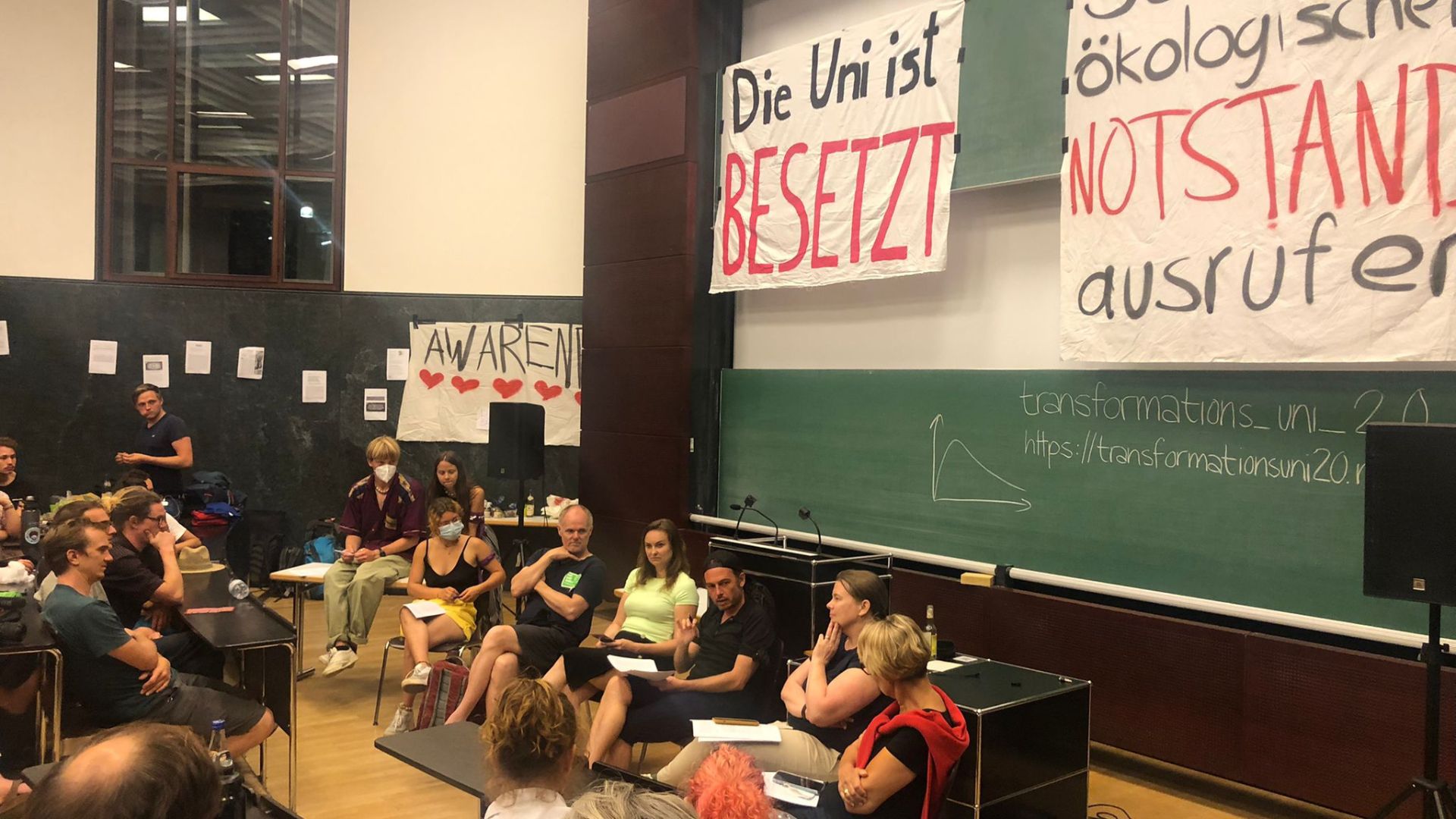 Des activistes allemands bloquent un amphithéâtre pour réclamer l’état d’urgence climatique