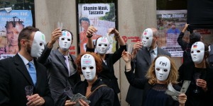 Contre la dette des pays du Sud, des militants s’engluent au siège parisien du FMI