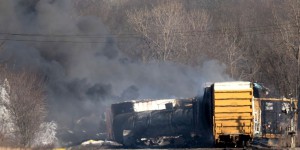 Un train déraille et plonge l’Ohio dans un nuage de fumées toxiques