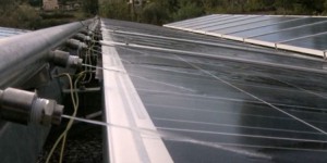 Des panneaux solaires sur le canal de Provence