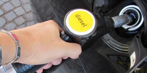Taxe diesel : Bruno Le Maire annonce 2,6 centimes d'augmentation par an