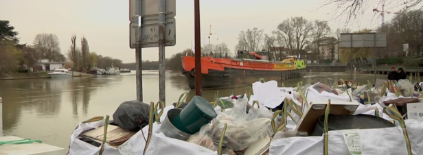 [VIDEO] Inondations : les déchets des iliens du Val-de-Marne évacués par bateau