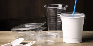 La Commission européenne veut interdire cinq produits plastique à usage unique