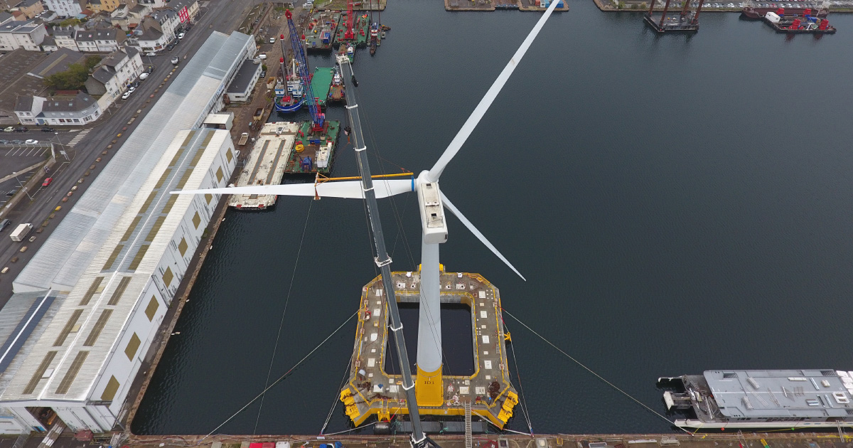 Loire-Atlantique : l'éolienne flottante Floatgen part en mer pour des tests de deux ans