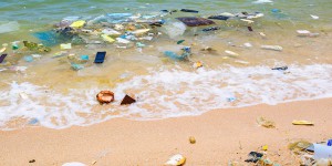  Brune Poirson lance une charte pour des plages sans déchet plastique