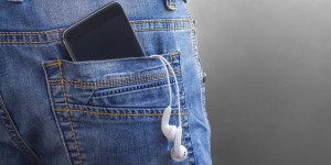 Ondes : l'Anses alerte sur les téléphones portables portés près du corps