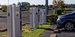 Zones non interconnectées : l'Ademe retient 13 projets de bornes de recharge pour véhicules électriques