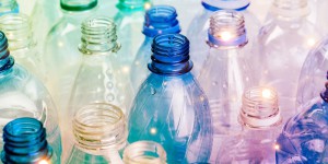 Bouteilles plastique : la FNCCR propose de fixer des objectifs de réduction aux producteurs de boissons