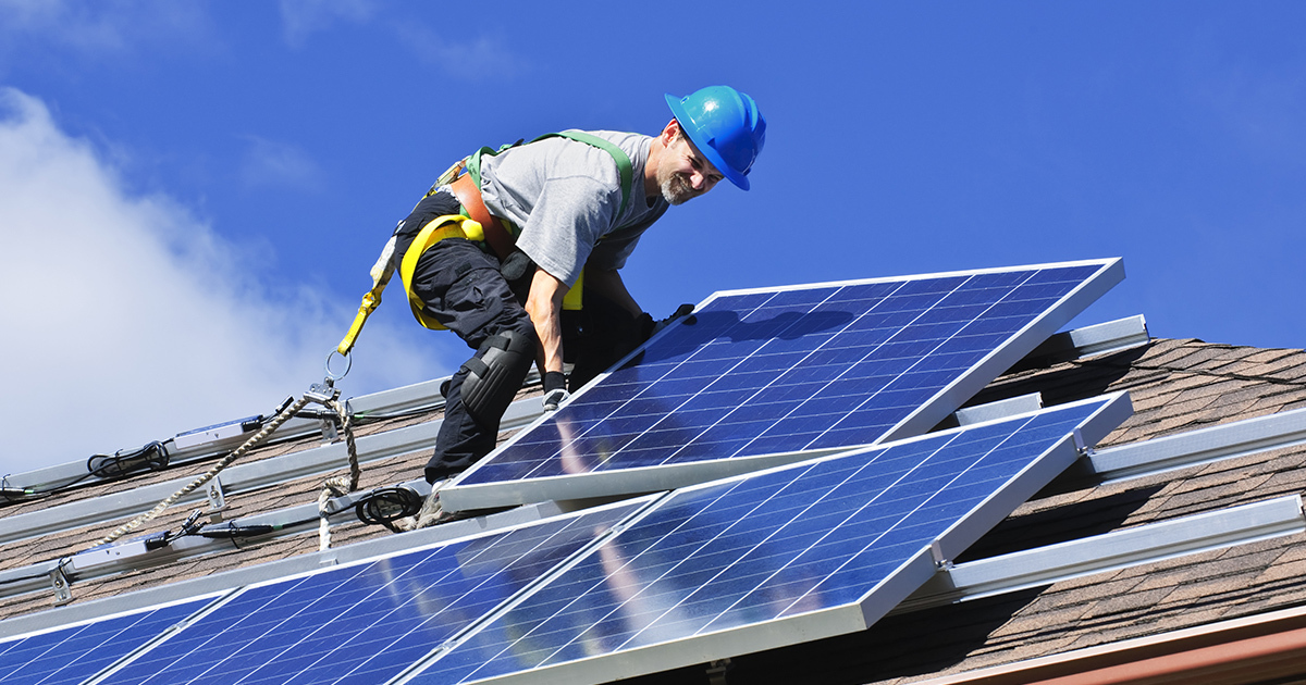 Photovoltaïque sur bâti : modification relative au contrat d'achat pour les installations de moins de 100 kW