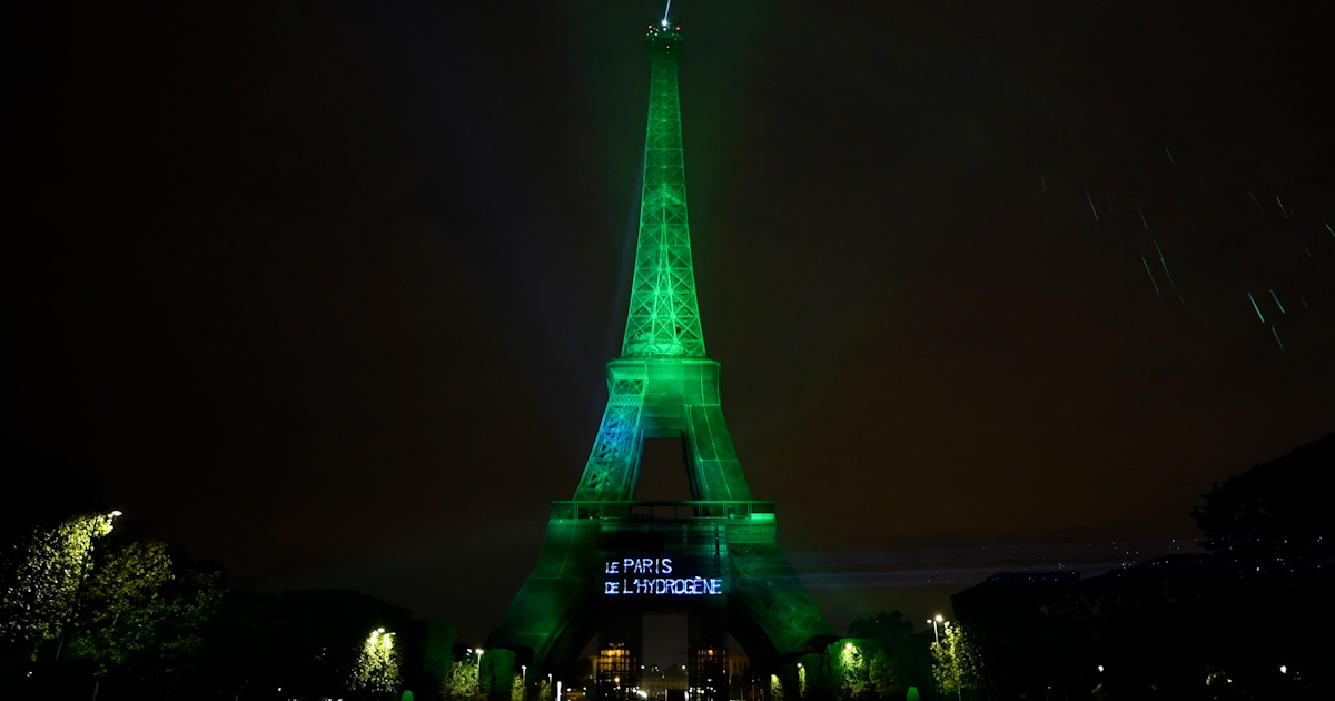 [VIDEO] La Tour Eiffel brille à l'hydrogène décarboné 