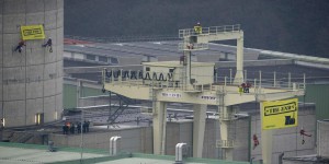 Des militants de Greenpeace s'introduisent dans une centrale nucléaire suisse