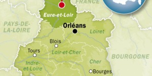 Ecotaxe : 200 agriculteurs déboulonnent des panneaux à Chartres