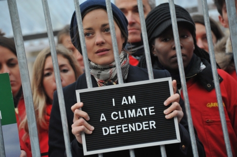Marion Cotillard en cage pour soutenir les '30' de Greenpeace