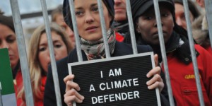 Marion Cotillard en cage pour soutenir les '30' de Greenpeace