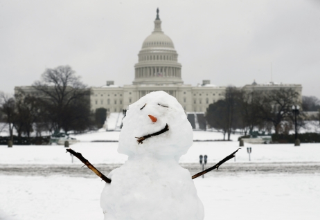 Neige : pelles et skis à Washington pour affronter la tempête