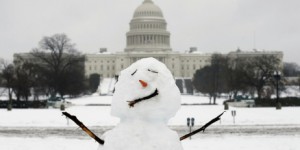 Neige : pelles et skis à Washington pour affronter la tempête
