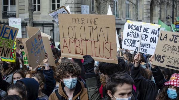 Climat : des dizaines de milliers de manifestants demandent une 'vraie' loi