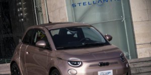 Le brief éco. Autonomie voiture électrique : Stellantis veut tacler Tesla et Volkswagen