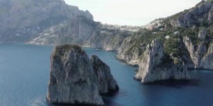 Capri : les Faraglioni, mythiques rochers de l'île, sont en sursis