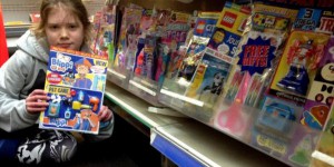 À seulement 10 ans, la Britannique Skye Neville se bat contre les jouets en plastique dans les magazines