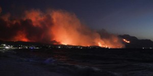 Grèce : un incendie ravage le massif de Geraneia et fait craindre une 'catastrophe écologique'