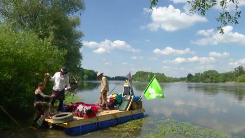Environnement : une expédition en radeau pour nettoyer la Loire