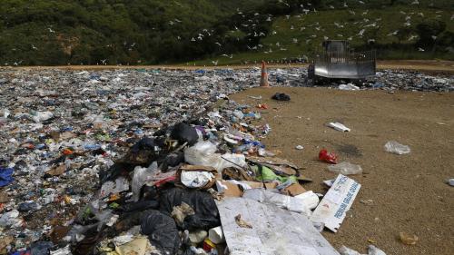 Polluée en mer, la Corse déborde d'ordures sur terre