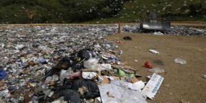 Polluée en mer, la Corse déborde d'ordures sur terre
