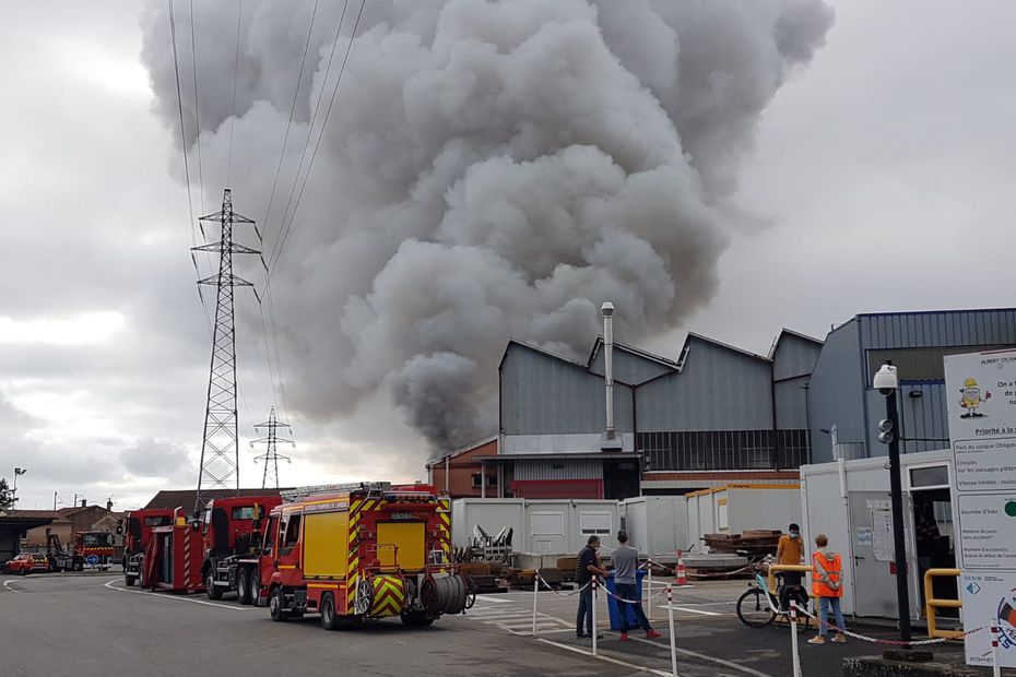Une usine en feu à Pamiers en Ariège : face aux risques toxiques, les habitants sont confinés