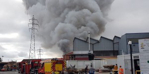 Une usine en feu à Pamiers en Ariège : face aux risques toxiques, les habitants sont confinés