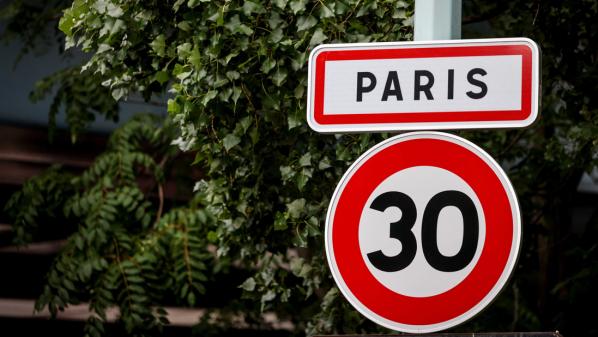 Vitesse limitée à 30km/h dans les rues de Paris, mais rouler moins vite ne signifie pas forcément polluer moins