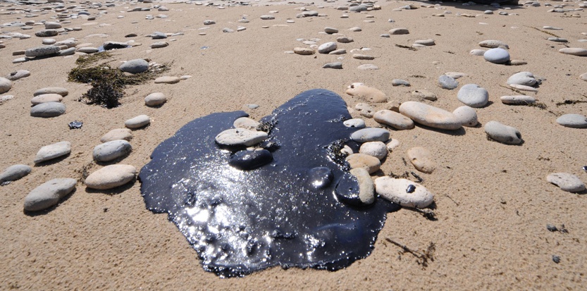 Des boulettes d'hydrocarbures sur les plages de l'Atlantique