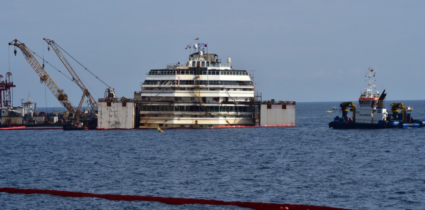 Costa Concordia : Royal sur place lors du remorquage