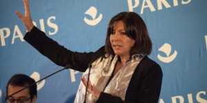 Paris : Hidalgo veut interdire les 'cars et poids lourds les plus polluants'
