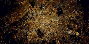 GRAND FORMAT. C'est beau une ville la nuit depuis l'espace !