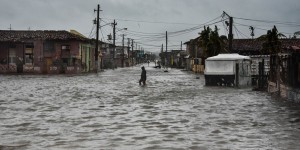 L'ouragan Irma s'abat sur Cuba, les évacuations s'amplifient en Floride