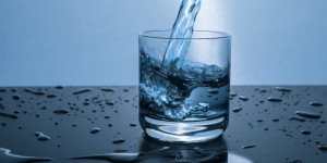 Pollution : l'eau du robinet contient des particules de plastique