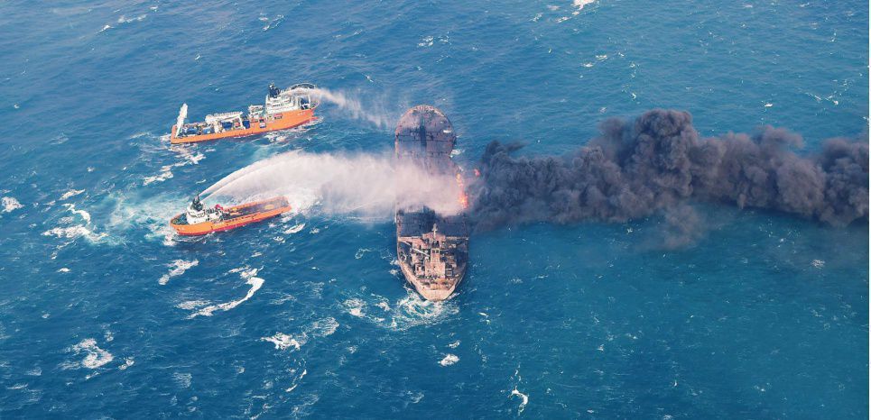 Le naufrage d'un pétrolier iranien provoque une marée noire... grande comme Paris