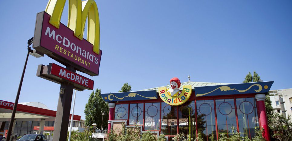 Une ONG porte plainte contre McDonald's et KFC, accusés de ne pas trier leurs déchets