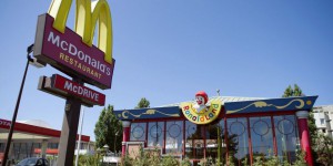 Une ONG porte plainte contre McDonald's et KFC, accusés de ne pas trier leurs déchets