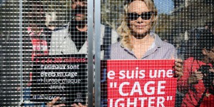 Pamela Anderson et Yannick Jadot en cage contre la maltraitance animale