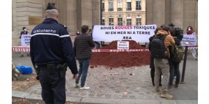 Ils déversent 10 tonnes de 'boues rouges' devant le ministère de l'Ecologie